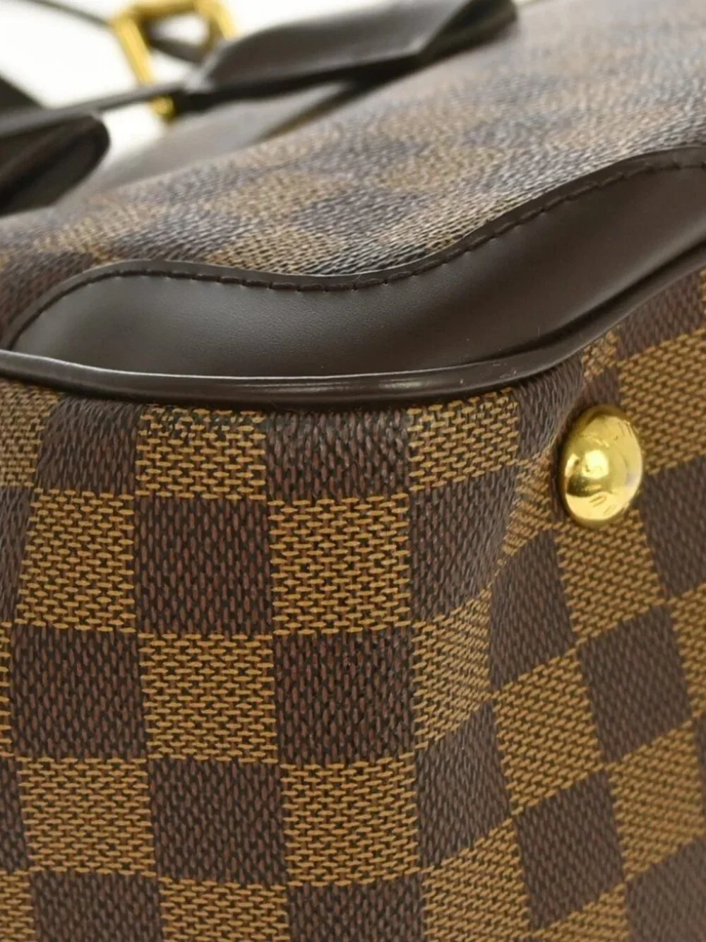 Louis Vuitton outside 	ab